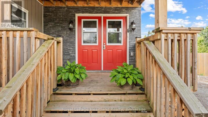 Property Photo:  422 Willoughby Street  ON N0G 2H0 