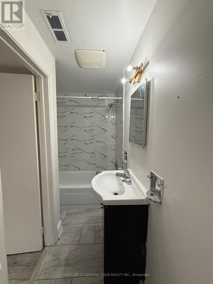 Photo de la propriété: 786 West Shore Boulevard Basement ON L1W 2V3