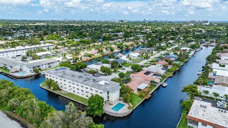 Property Photo: 1400 NE 54th St 308 FL 33334