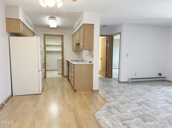 Property Photo:  2635 Gateway Avenue 4  ND 58503 
