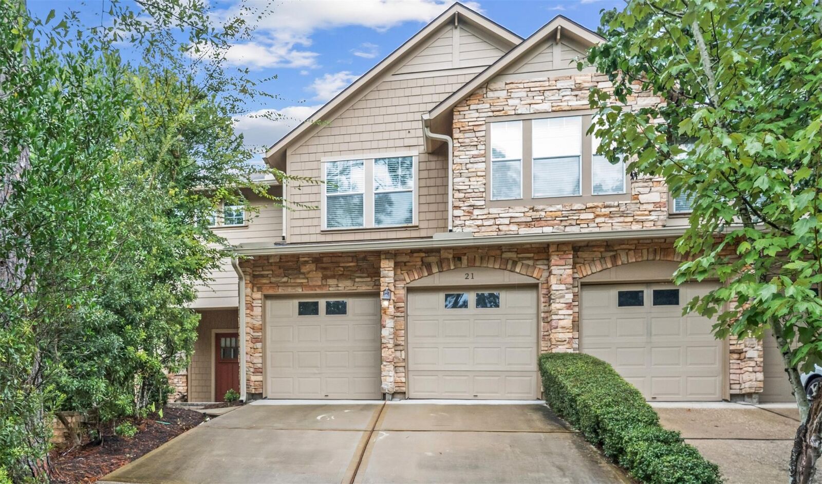 Property Photo: 21 Stone Creek Place TX 77382