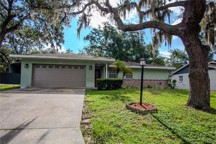 Property Photo: 2209 Boxwood Way FL 33511