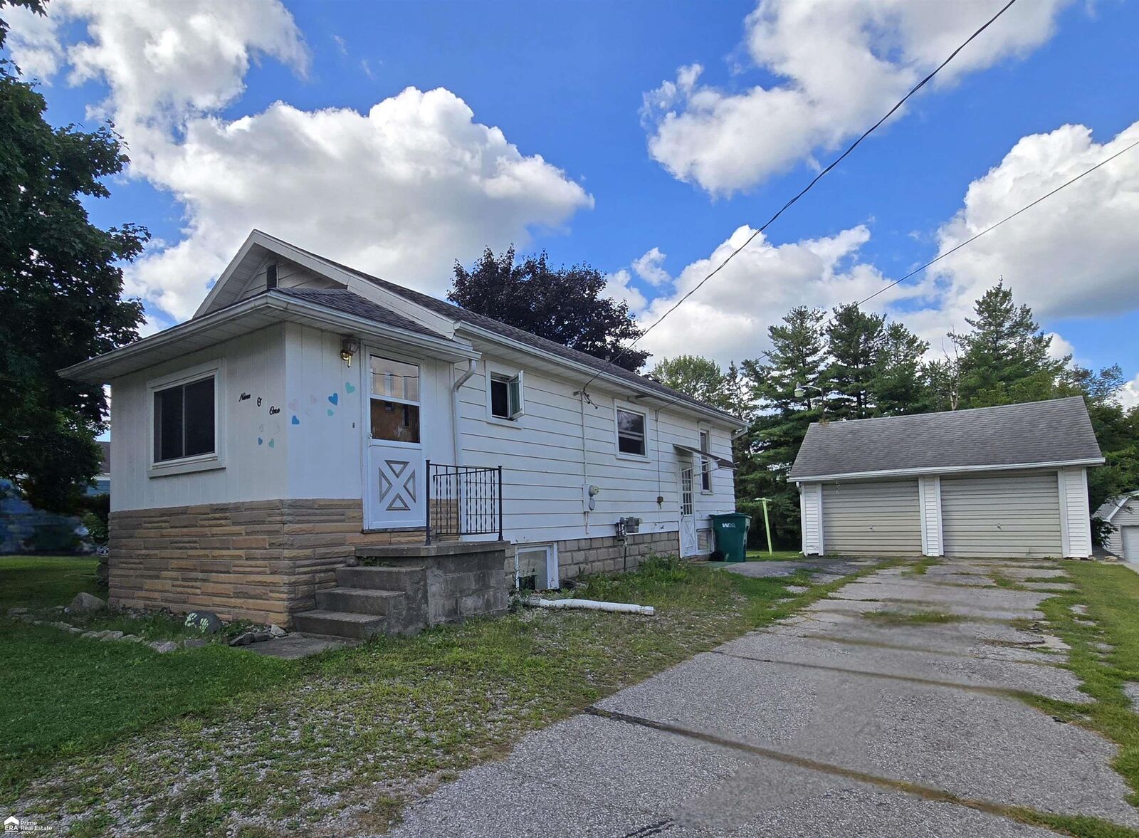Property Photo: 901 N Oak Street MI 48429