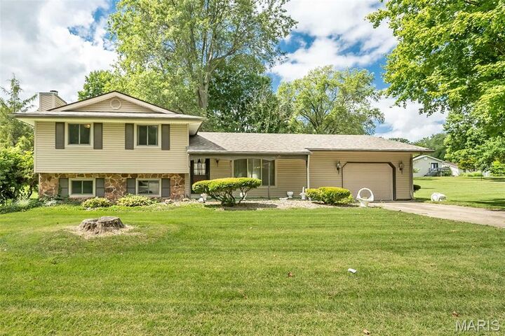 35 S Meadow Lane  Glen Carbon IL 62034 photo
