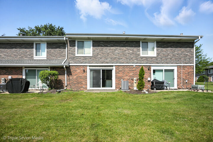 Property Photo:  10 Cour Masson  IL 60465 