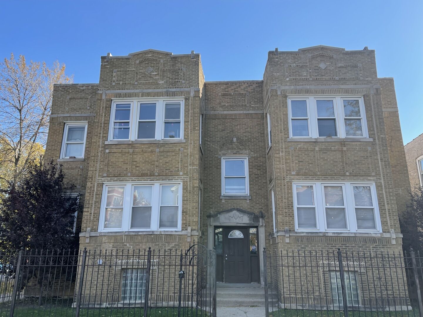 Property Photo: 3655 N Troy Street 2 IL 60618
