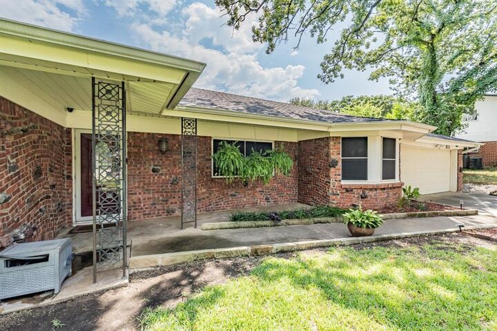 Property Photo: 833 W Cheryl Avenue TX 76053