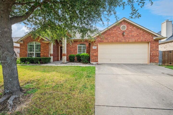 Property Photo: 5827 Sunny Meadow Lane TX 75052