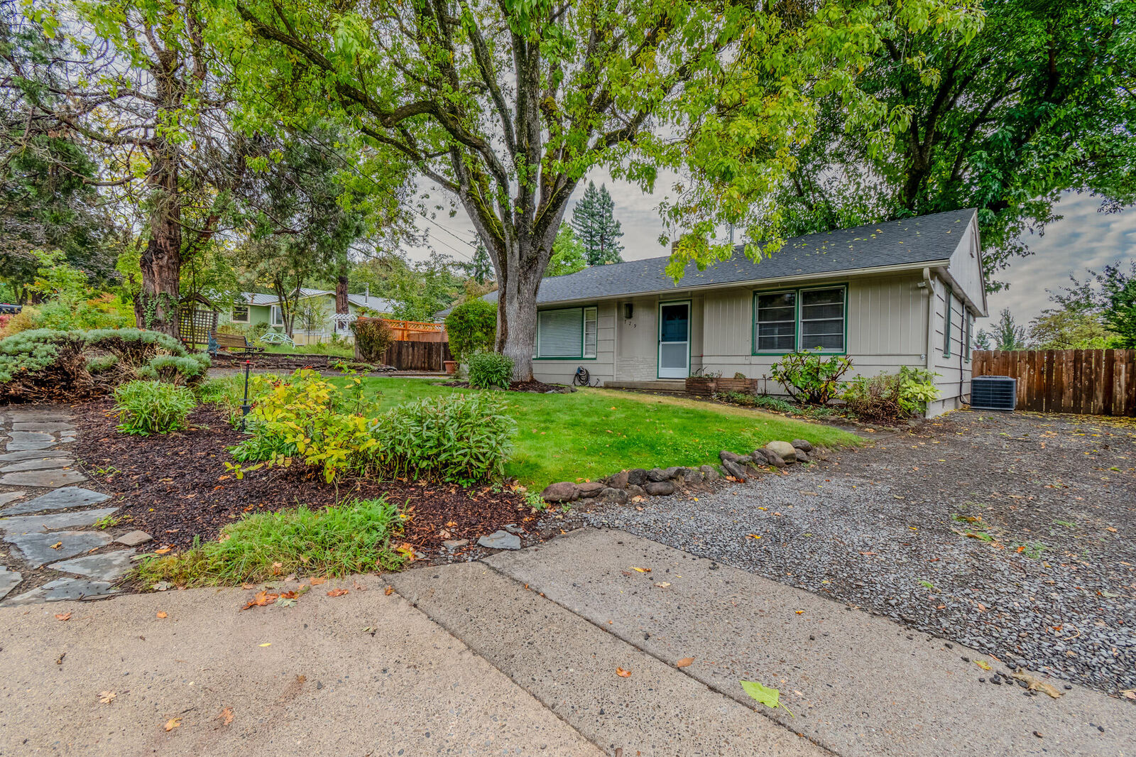 Property Photo: 729 N Modoc Avenue OR 97504