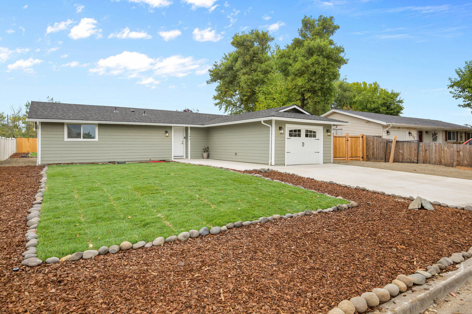 Property Photo: 193 N Deanjou Avenue OR 97524