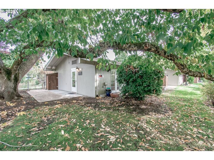 Property Photo: 2132 W 14th Ct OR 97402