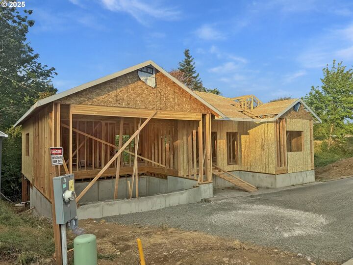 Property Photo:  1423 45th Ave  OR 97386 