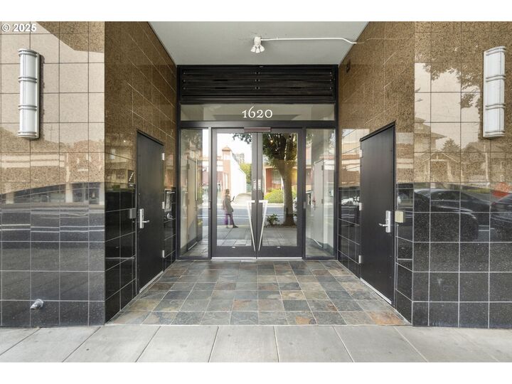 Property Photo: 1620 NE Broadway St 232 OR 97232