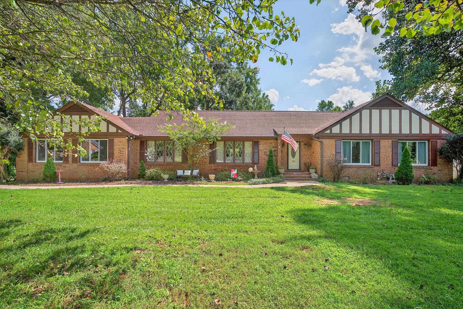 Property Photo: 532 Cambridge Drive SC 29301