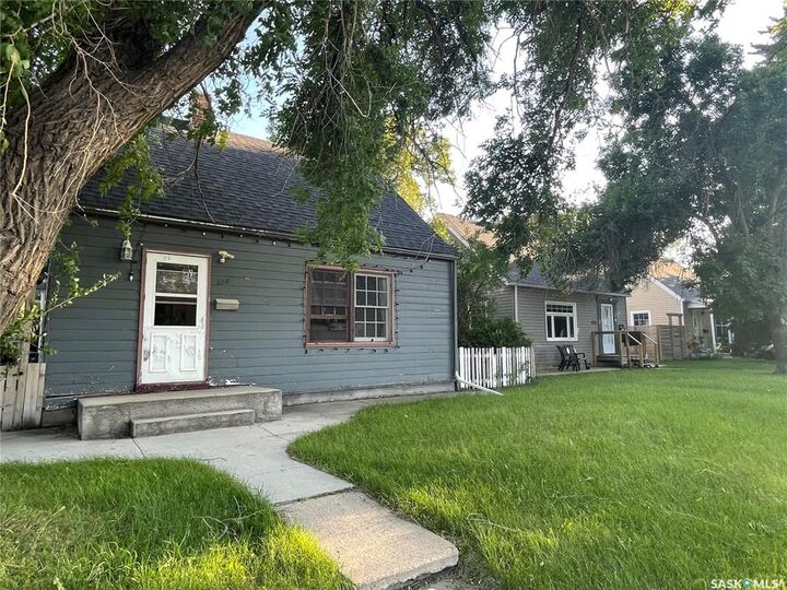 Property Photo: 828 8th Street E SK S7H 0R6