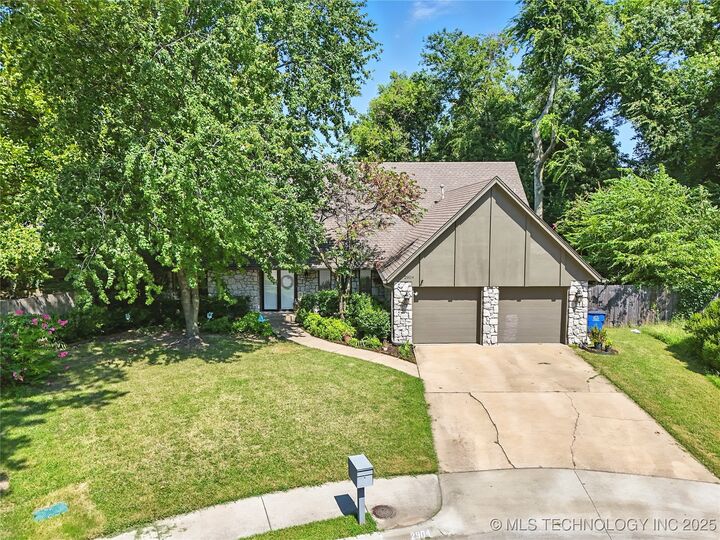 Property Photo: 2904 S 95th OK 74129