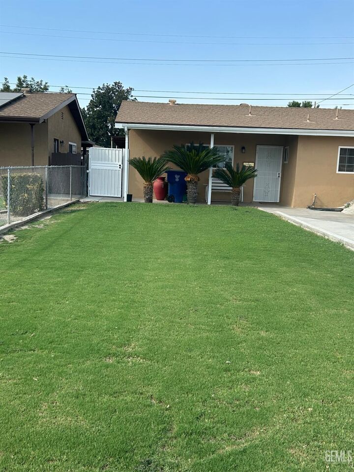 Property Photo: 1408 Emery Avenue CA 93304