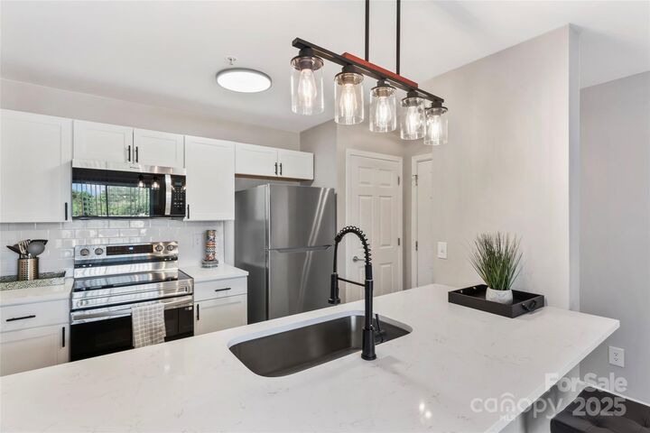 Property Photo: 1620 Arlyn Circle NC 28213