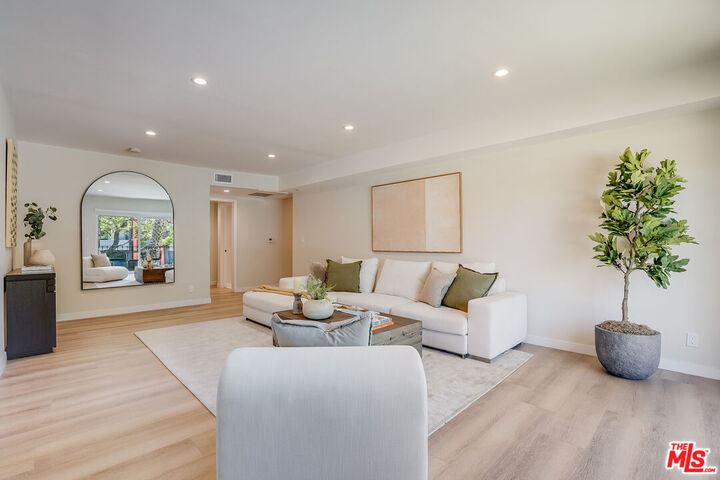 Property Photo:  1470 Rexford Dr  CA 90035 