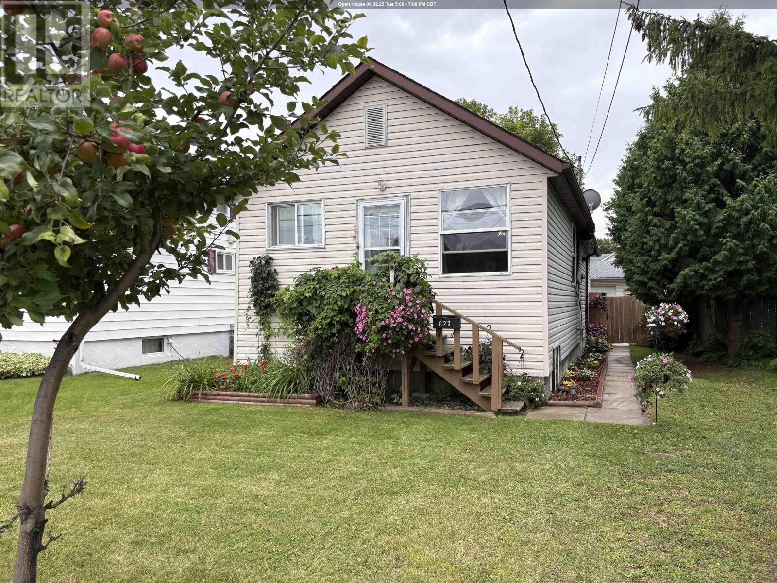 Property Photo:  627 Second St E  ON P9A 1N6 