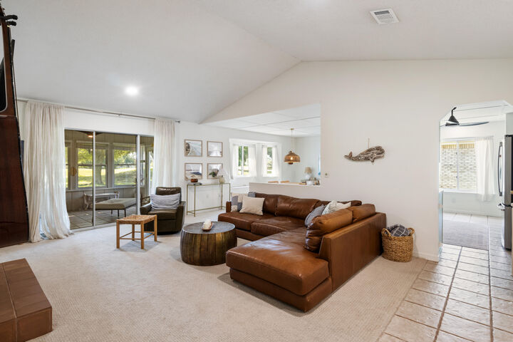 Property Photo: 915 Shalimar Point Drive FL 32579