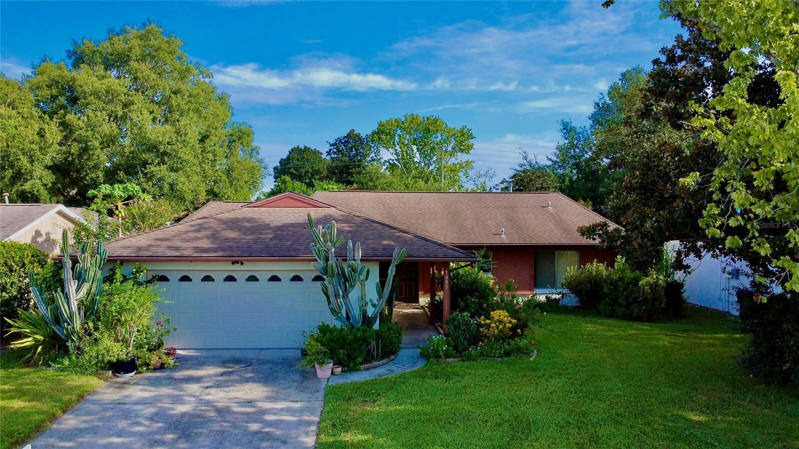 Property Photo: 5003 Gardengate Lane FL 32821