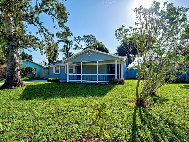 Property Photo: 1056 Venetian Parkway FL 34285