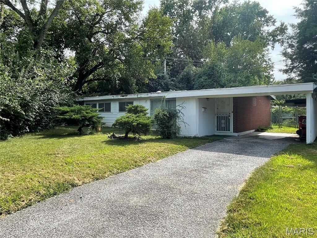 Property Photo: 8406 January Avenue MO 63134
