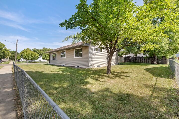 Property Photo:  1817 2nd Ave NW  ND 58703 
