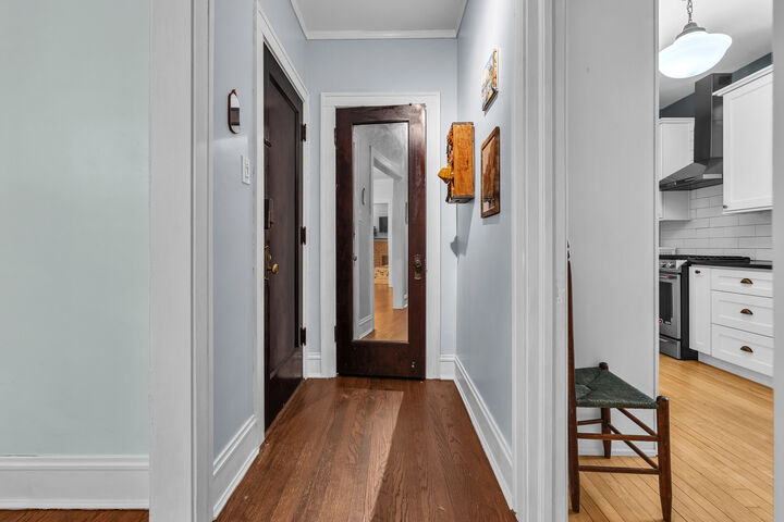 Property Photo: 1458 W Berwyn Avenue 1 IL 60640