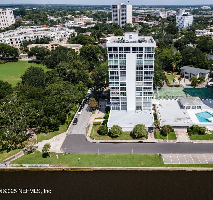Property Photo: 1596 Lancaster Terrace 3B FL 32204