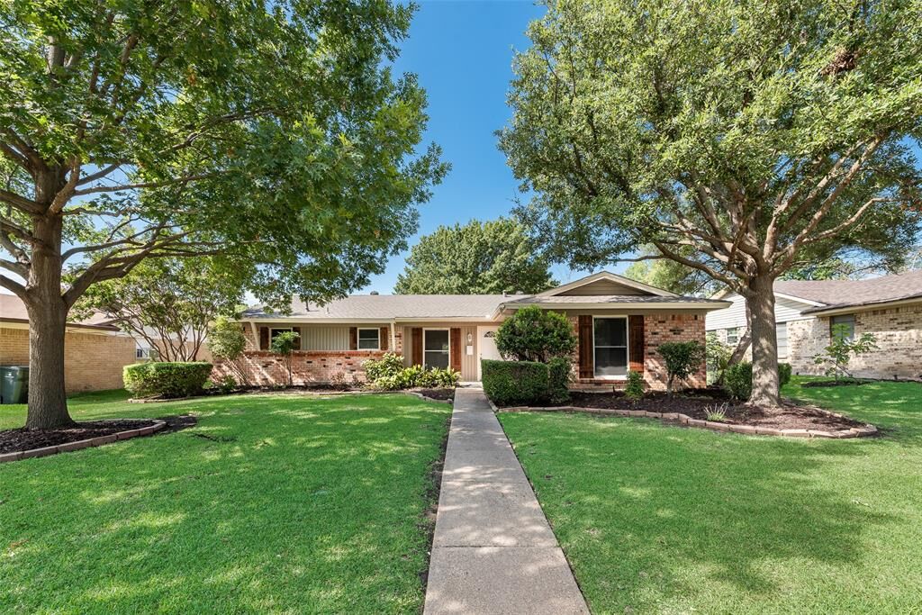 Property Photo:  4925 Pinehurst Drive  TX 75043 