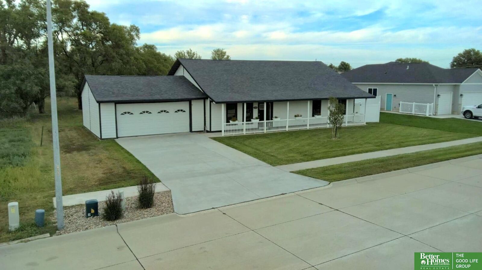 Property Photo: 1115 Vista Way NE 68467