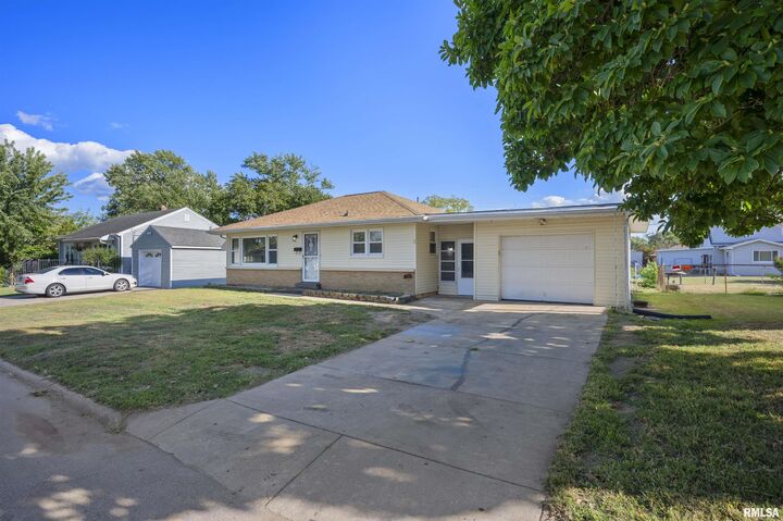 Property Photo: 6 Dirksen Court IL 61554