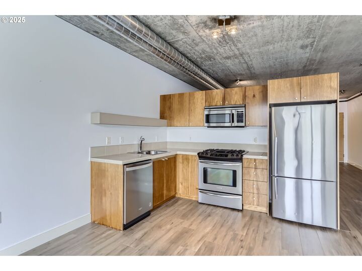 Property Photo: 1926 W Burnside St 1412 OR 97209