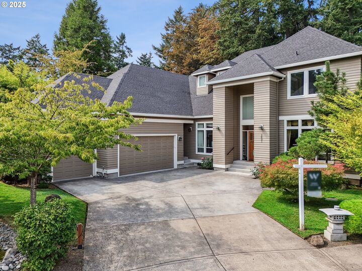 Property Photo:  1621 SE McBrod Ave  OR 97222 