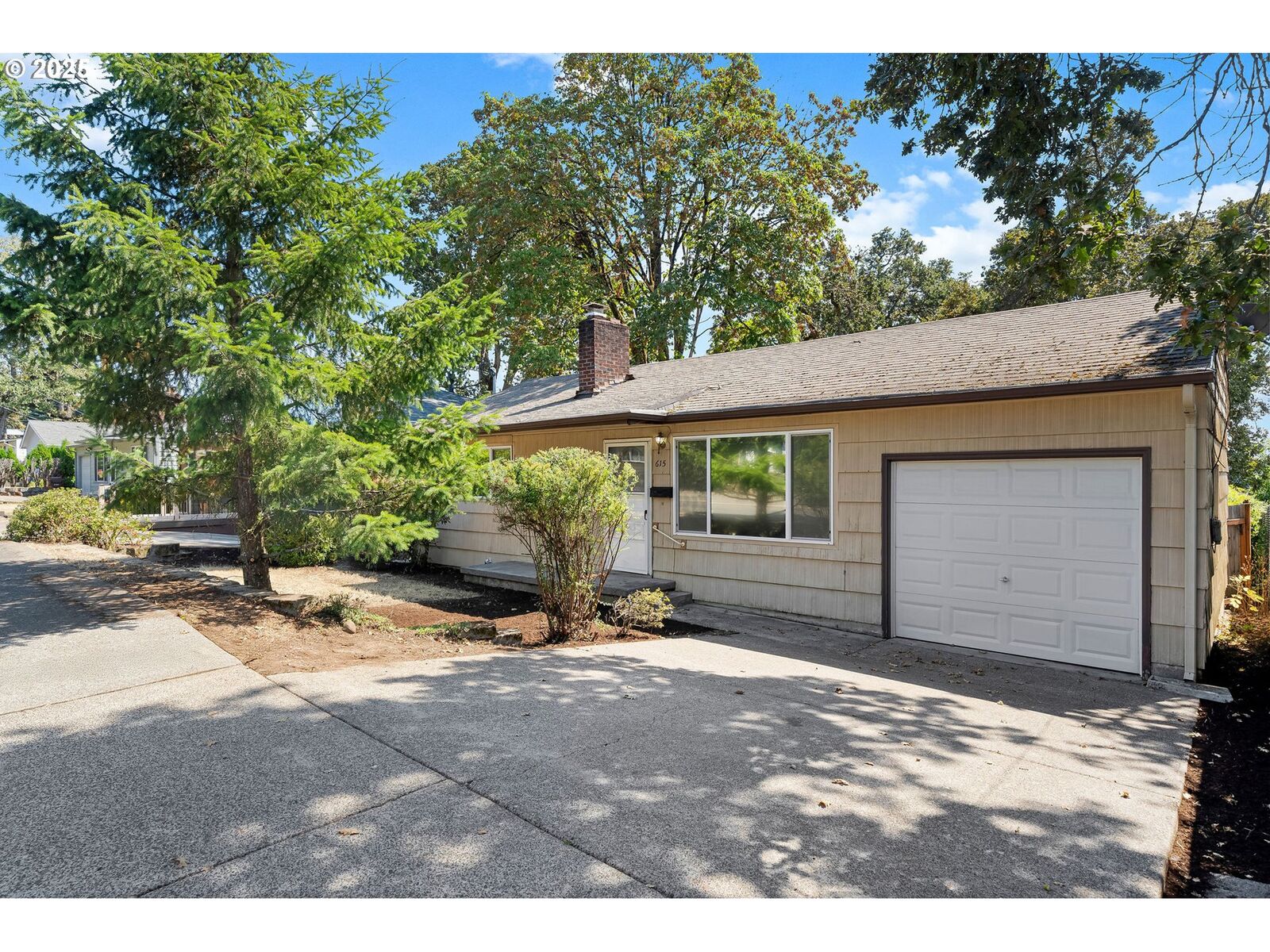 Property Photo: 615 E Gloucester St OR 97027