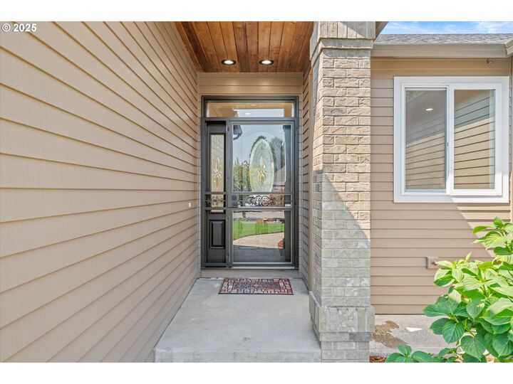 Property Photo: 6308 SE Platt Ave OR 97236