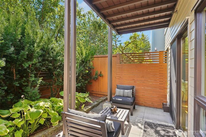 Property Photo:  4217  Fremont Avenue N 2  WA 98103 