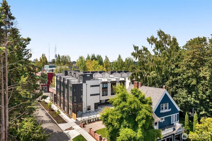 Property Photo:  1110 B  34th Avenue  WA 98122 