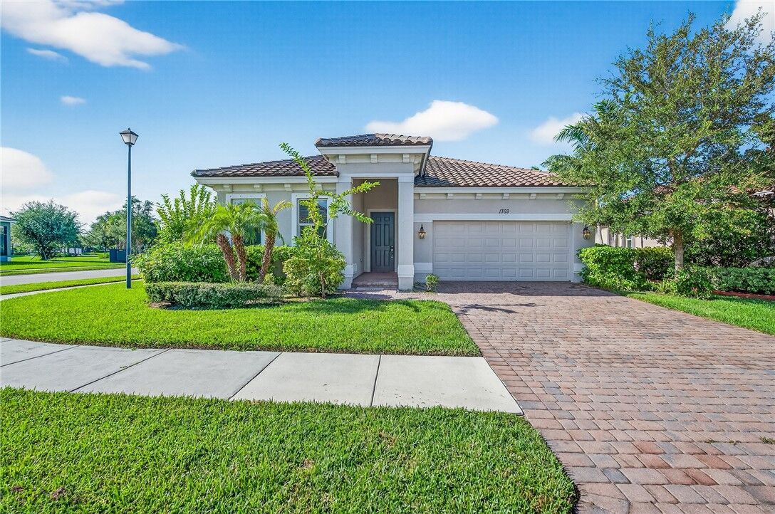 Property Photo:  1769 Berkshire Circle SW  FL 32968 