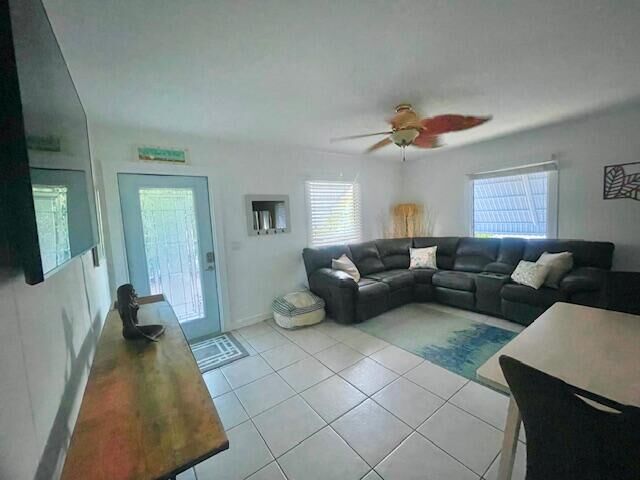 Property Photo: 629 SE 4th Avenue FL 33483
