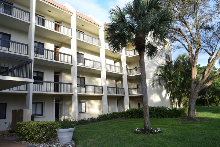 Property Photo: 2500 Presidential 105 Way 105 FL 33401