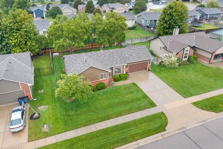 Property Photo: 2213 S Parkridge St KS 67209