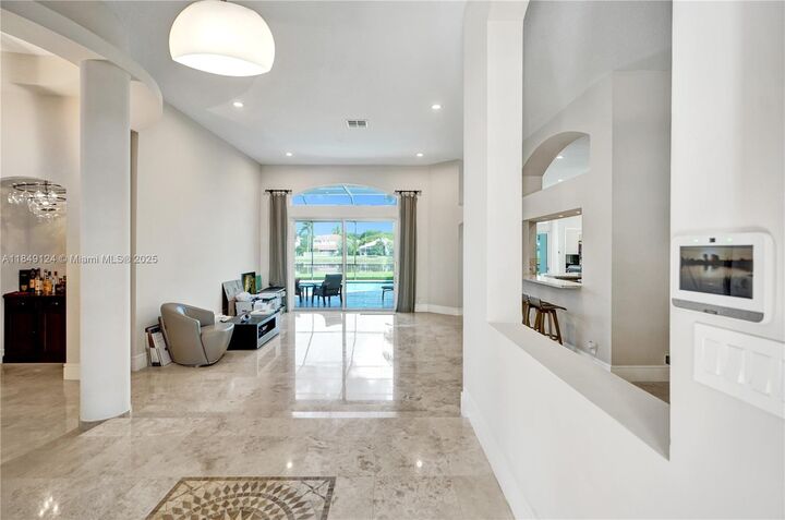 Property Photo: 394 Mallard Ln FL 33327