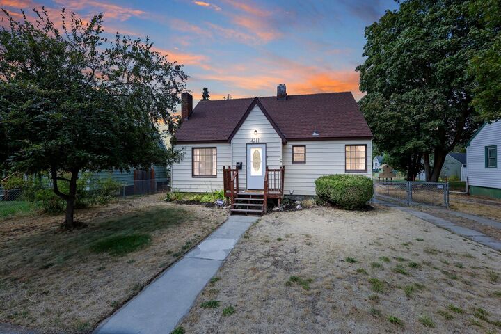 Property Photo: 4211 N Hawthorne St WA 99205
