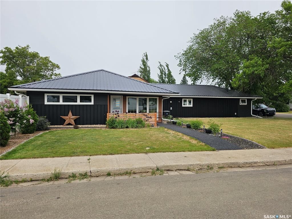 Property Photo:  398 5th Avenue E  SK S0K 4L0