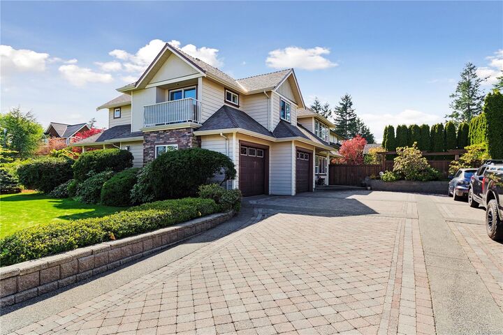 Property Photo: 4994 La Quinta Pl BC V8Y 3G9