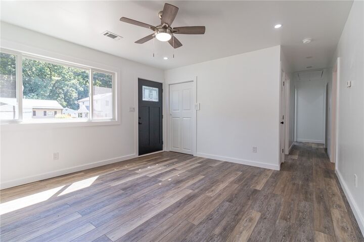 Property Photo:  2873 N Meadow St  PA 15065 
