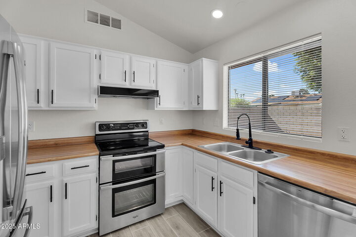 Property Photo: 690 W Mesquite Street AZ 85225